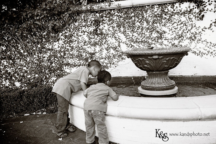 Lathan Family at Lee Park in Dallas. Photographs by Dallas Photographers, K & S Photography