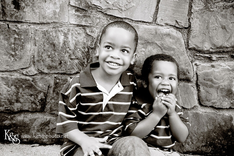 Lathan Family at Lee Park in Dallas. Photographs by Dallas Photographers, K & S Photography