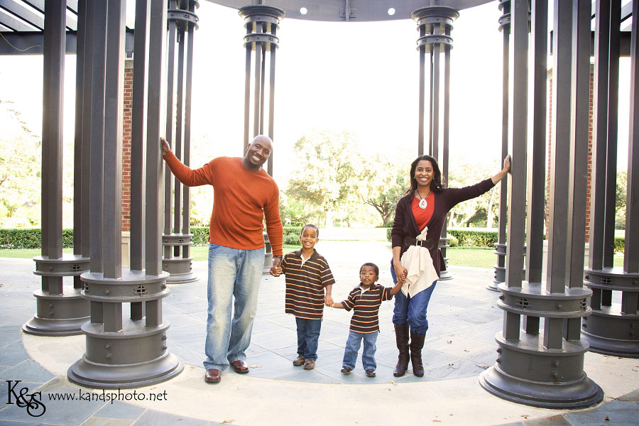 Lathan Family at Lee Park in Dallas. Photographs by Dallas Photographers, K & S Photography
