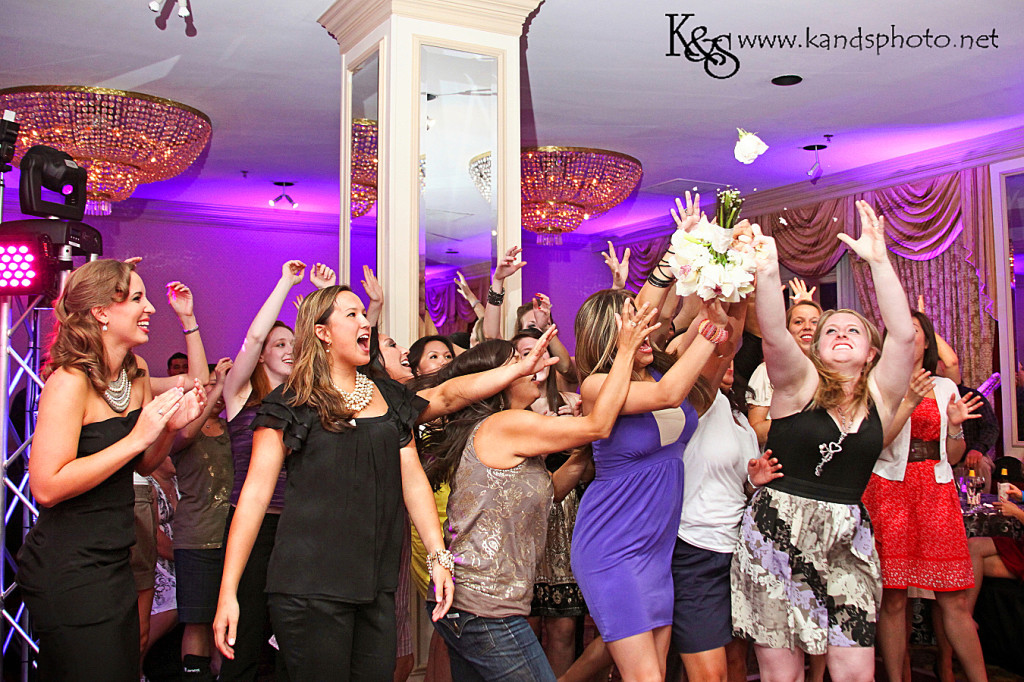 bouquet toss by dallas wedding photographers, K & S Photography